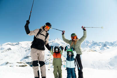 Famille en vacances sur les pistes de ski de Tignes